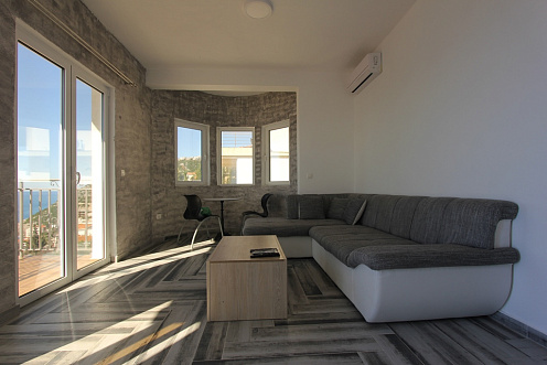 Modernes Haus mit Panoramablick auf das Meer